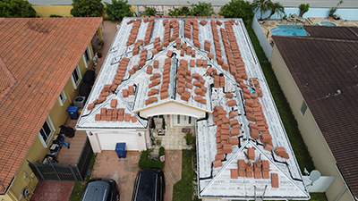 Instalación de techo en marcha con tejas de arcilla naranja en Miami FL 33015